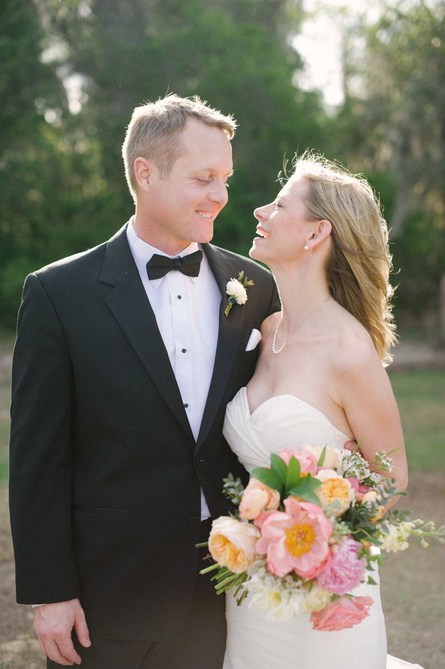 A Charming Blue & Peach Southern Wedding via TheELD.com