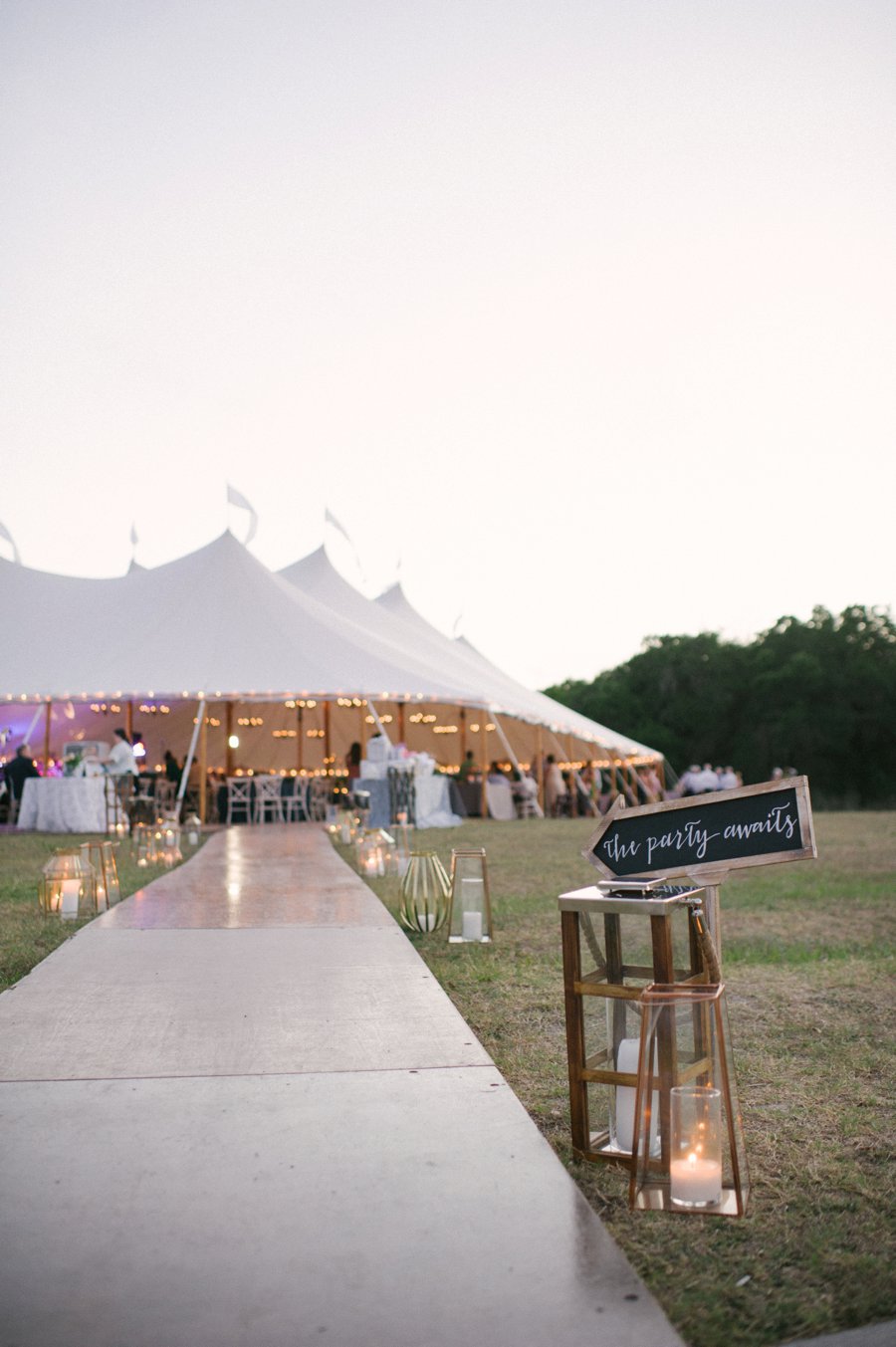 A Charming Blue & Peach Southern Wedding via TheELD.com