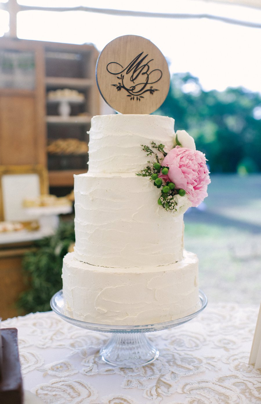 A Charming Blue & Peach Southern Wedding via TheELD.com