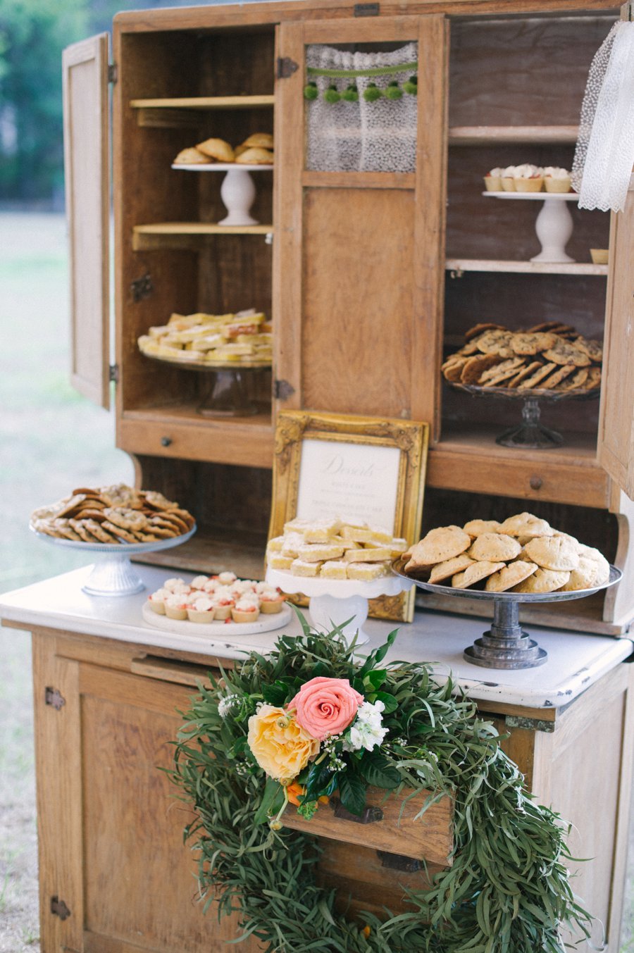 A Charming Blue & Peach Southern Wedding via TheELD.com