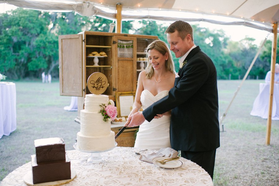 A Charming Blue & Peach Southern Wedding via TheELD.com