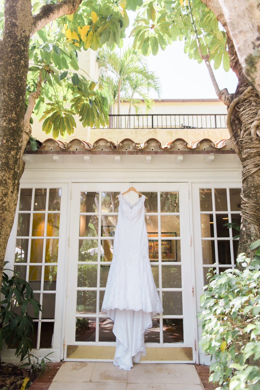 A Tropical & Elegant South Florida Wedding Day via TheELD.com