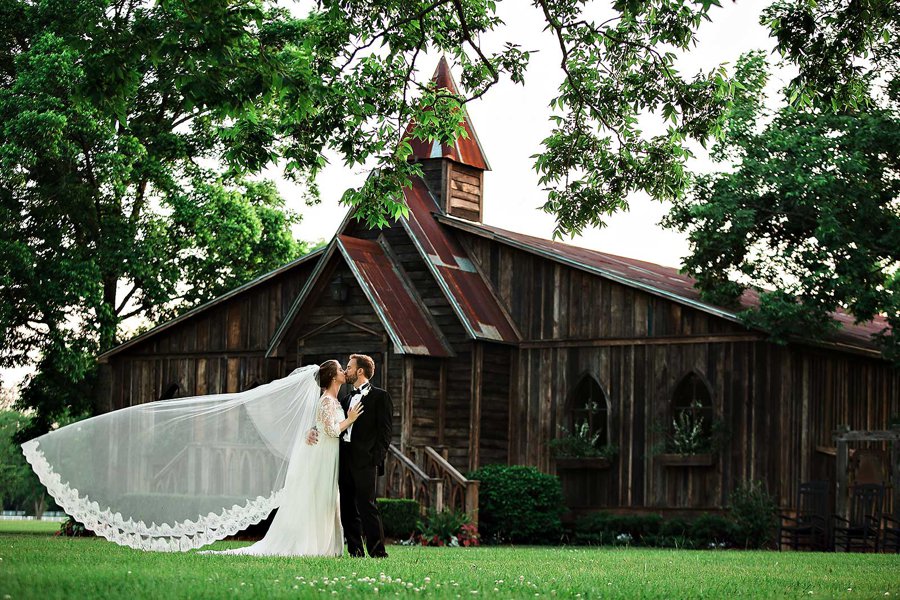 A Charming Green & White Southern Wedding In Alabama via TheELD.com