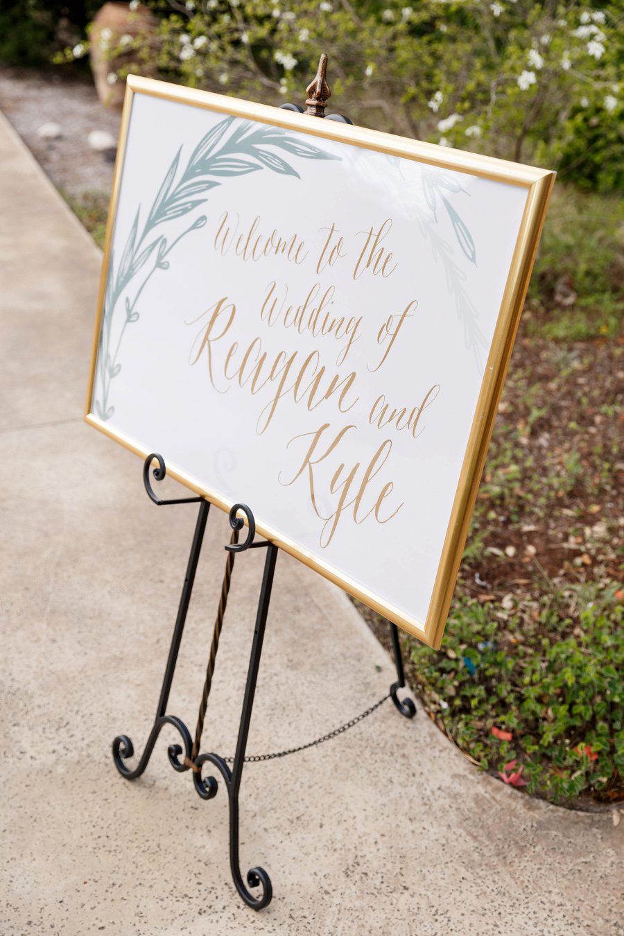 An Elegant Blush & Peach Whimsical Texas Wedding via TheELD.com