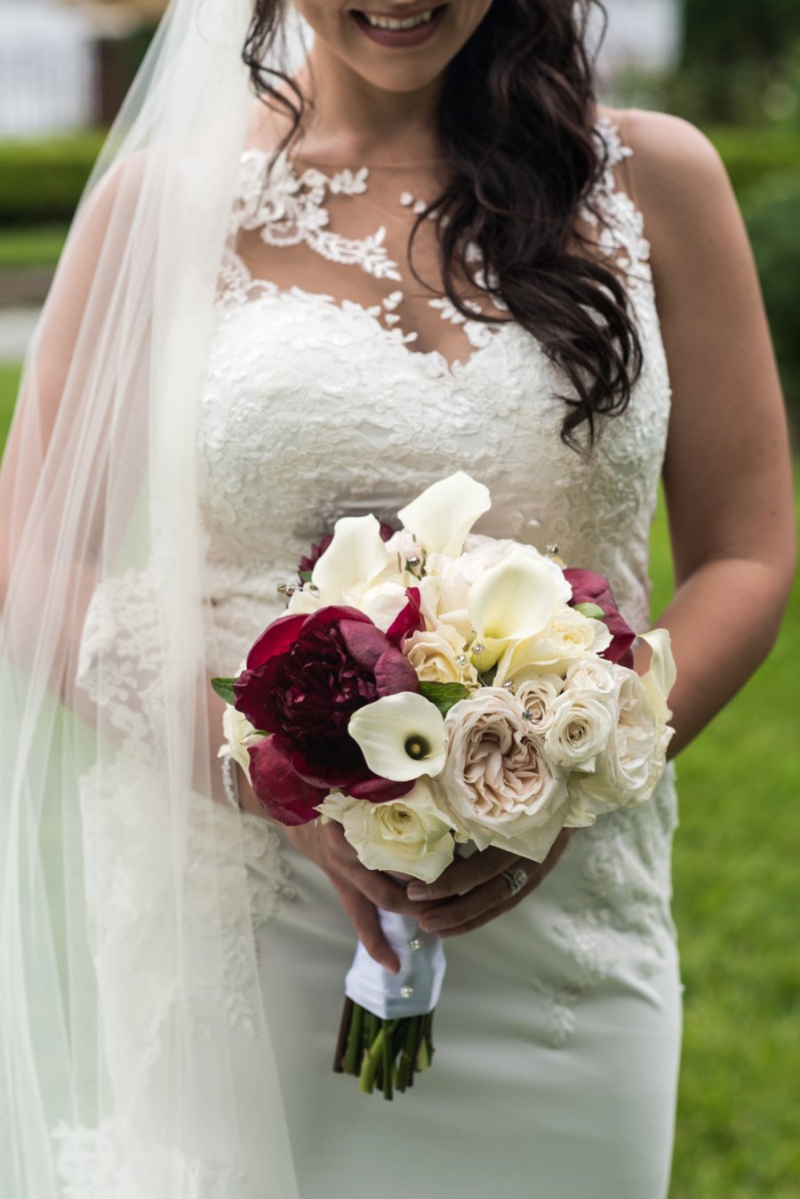 An Elegant, Artful Navy & Red Jacksonville Wedding via TheELD.com