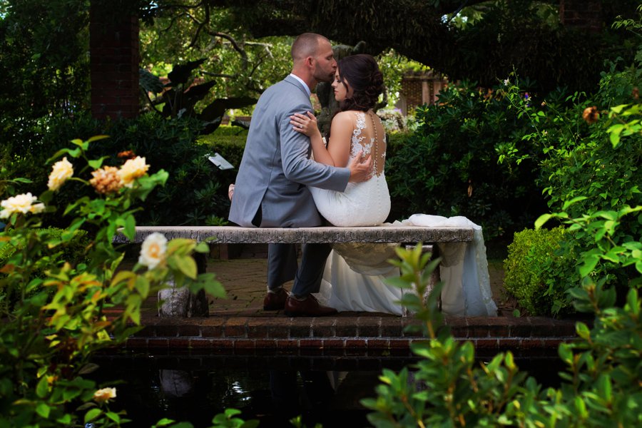 An Elegant, Artful Navy & Red Jacksonville Wedding via TheELD.com