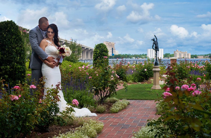 An Elegant, Artful Navy & Red Jacksonville Wedding via TheELD.com