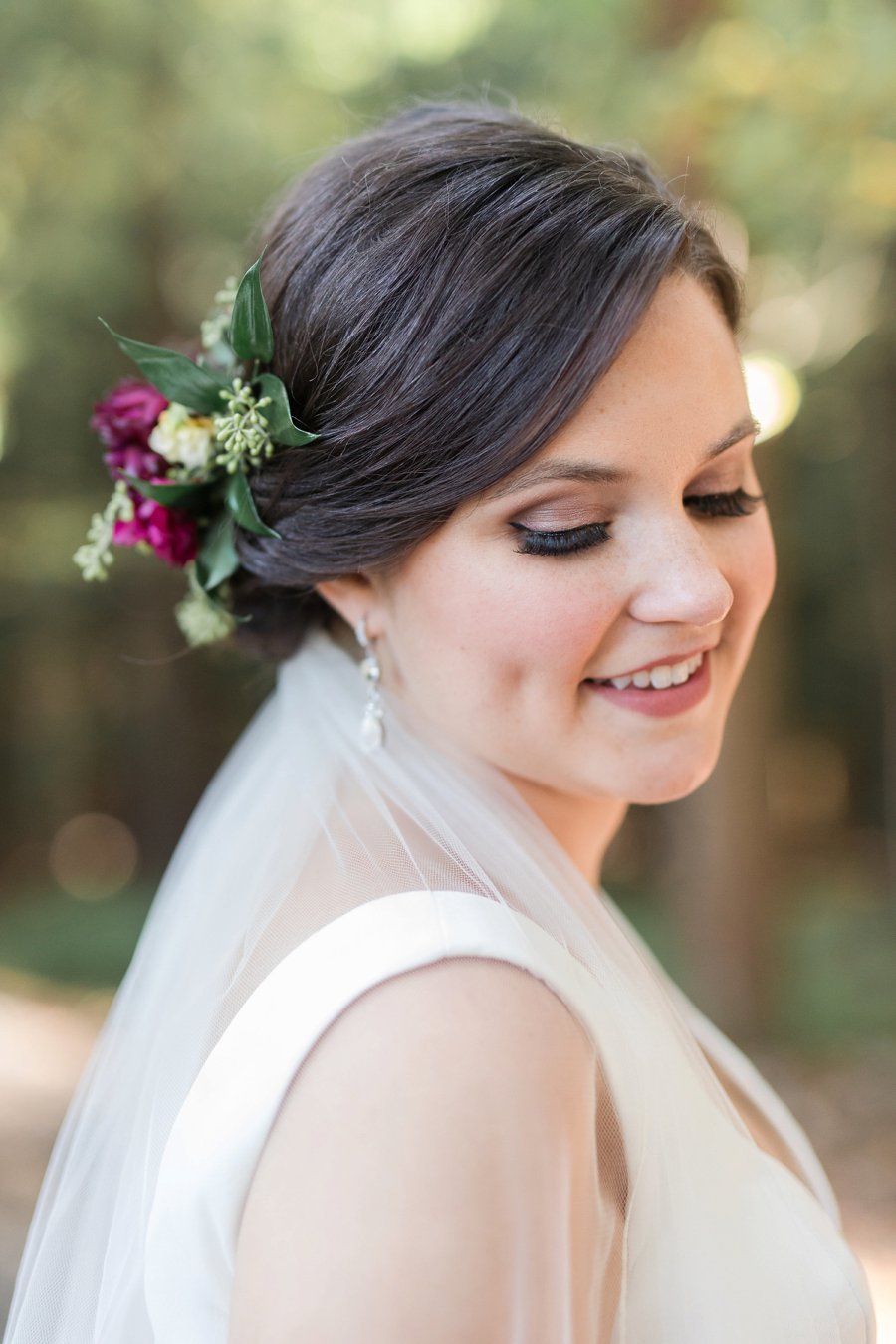 A Red, Green, & White Rustic Elegance Pennsylvania Wedding via TheELD.com