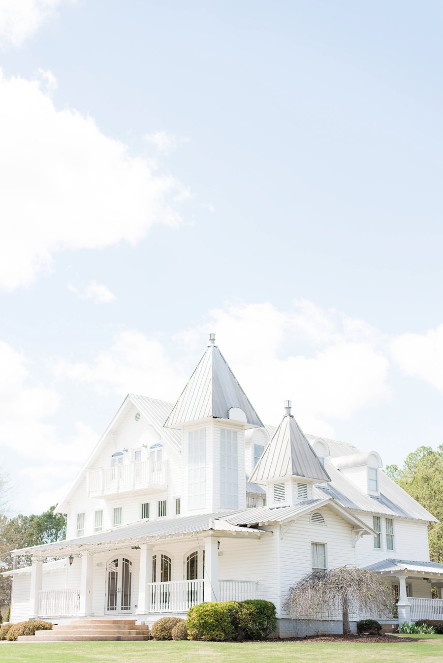 A Classic Southern Purple & White Alabama Wedding Day via TheELD.com