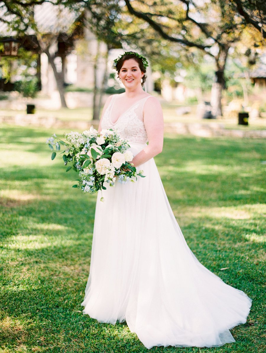 A Romantic Blue & Peach Texas Wedding Day via TheELD.com