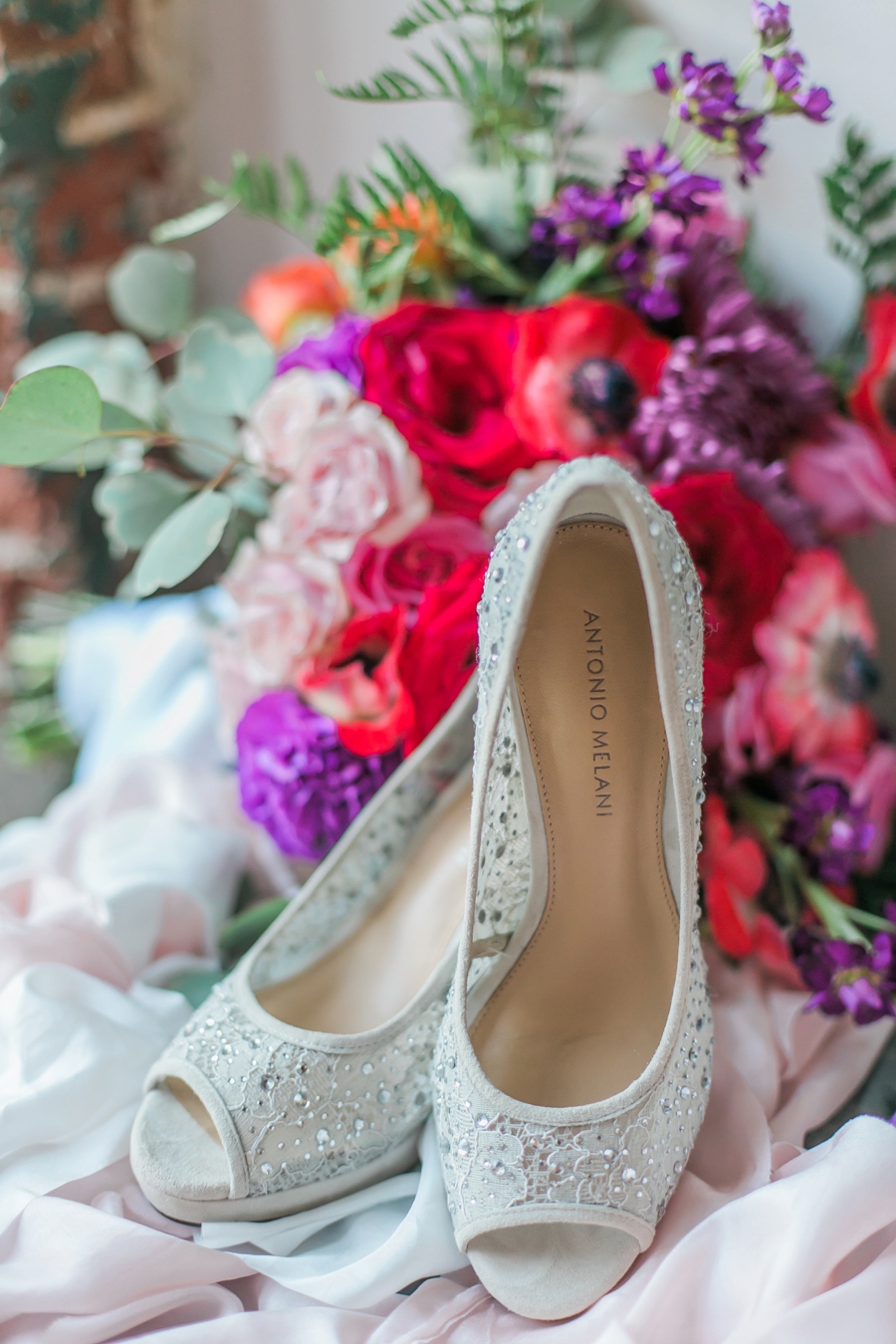 A Colorful Modern Elegant Charlotte Wedding via TheELD.com