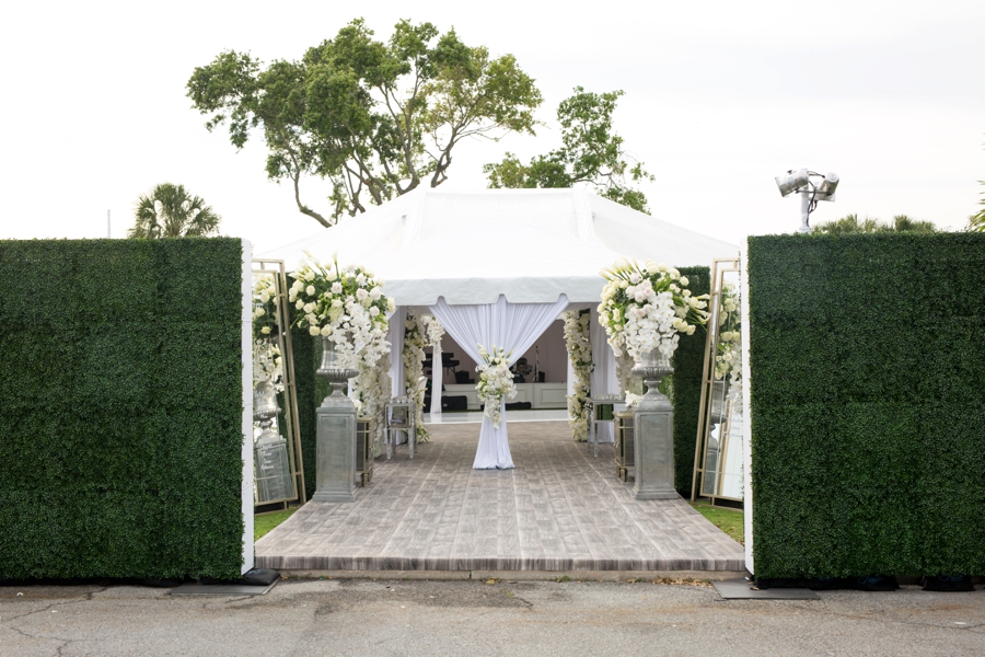 An Elegant & Luxe White Beach Wedding via TheELD.com