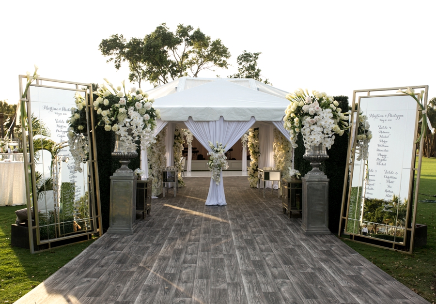 An Elegant & Luxe White Beach Wedding via TheELD.com