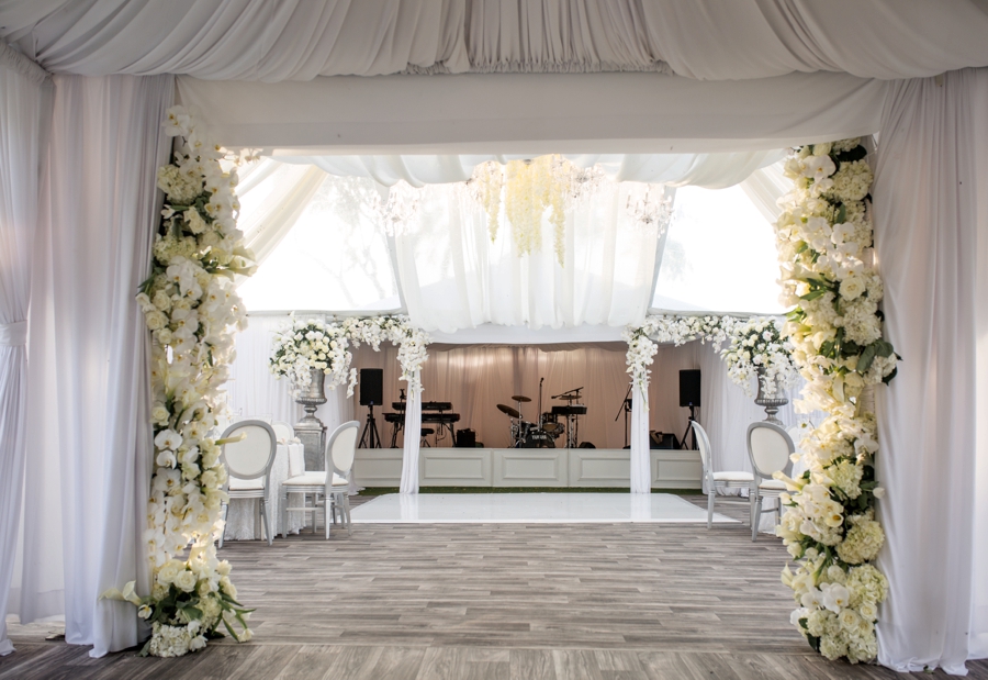 An Elegant & Luxe White Beach Wedding via TheELD.com