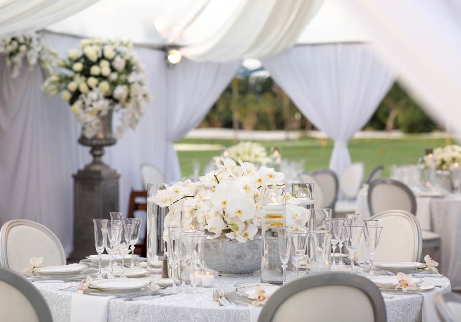 An Elegant & Luxe White Beach Wedding via TheELD.com