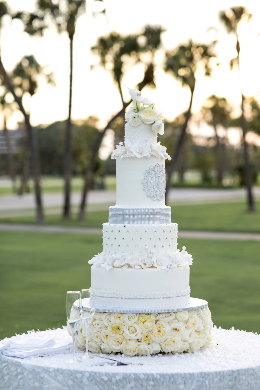 An Elegant & Luxe White Beach Wedding via TheELD.com