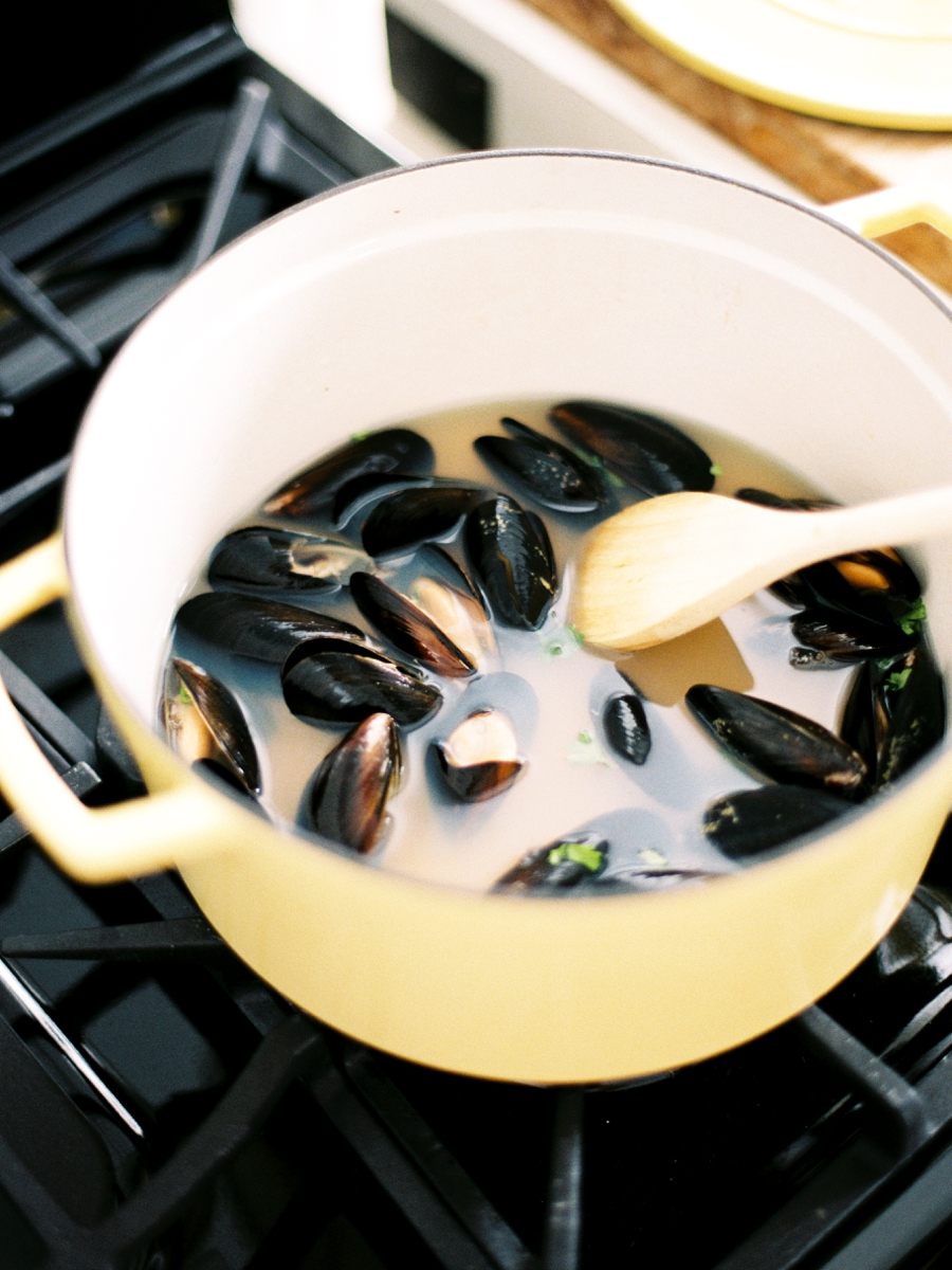 Mussels & Amaretto Sours: An At Home Lifestyle Session via TheELD.com