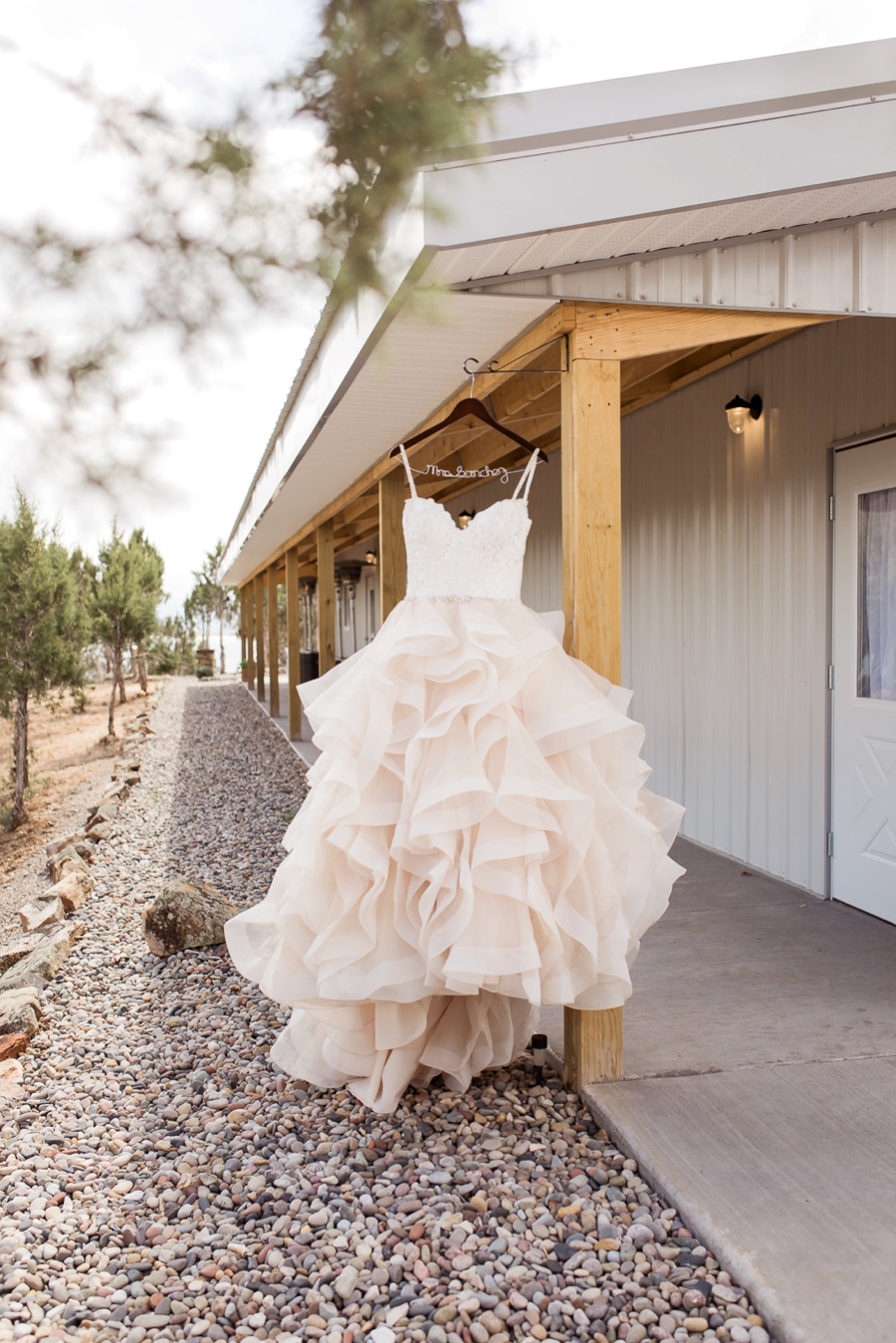 Blush & Peach Colorado Ranch Wedding via TheELD.com