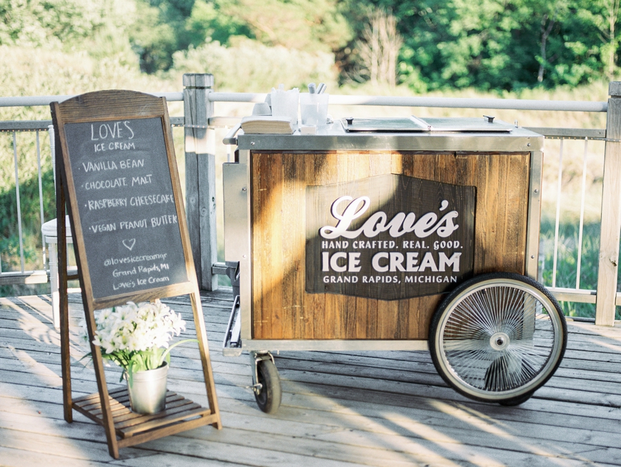 A Sophisticated Michigan Lakeside Wedding via TheELD.com