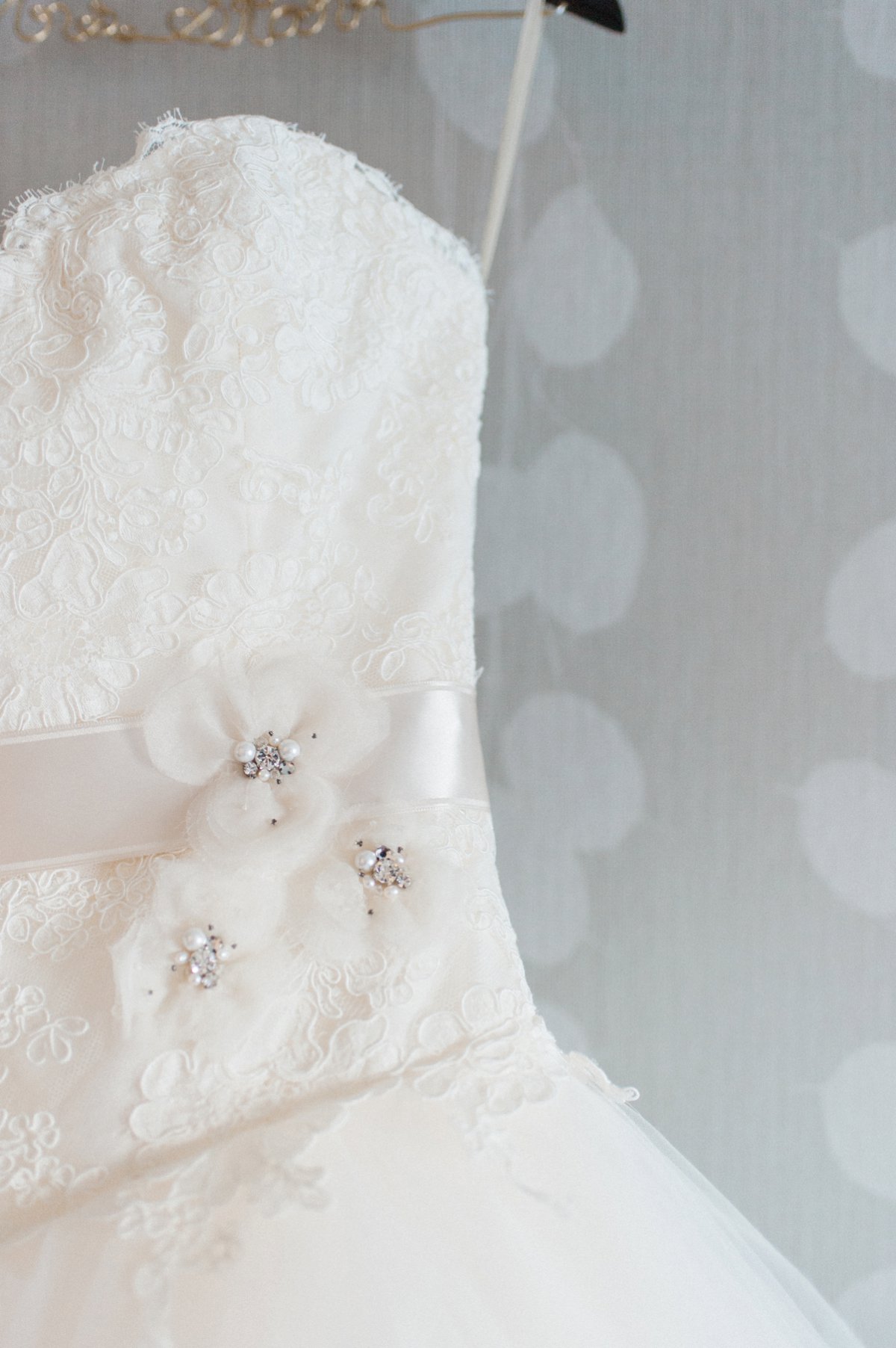 An Elegant Navy & Red Illinois Wedding via TheELD.com