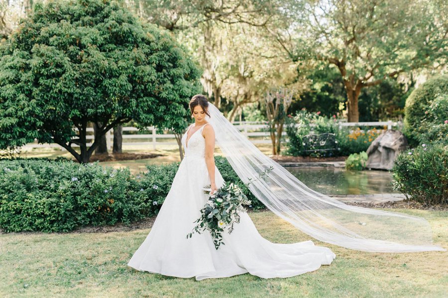 Elegant Hunter Green Wedding in Central Florida via TheELD.com