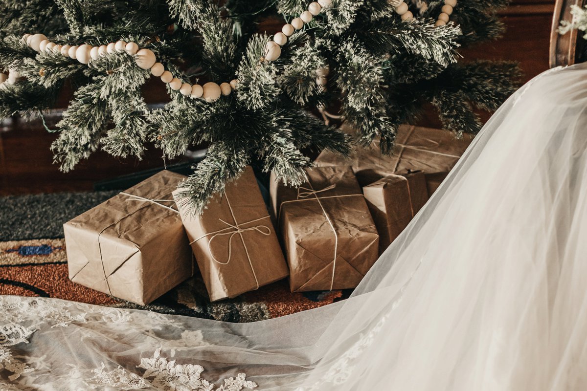 Modern Christmas Wedding Inspiration via TheELD.com