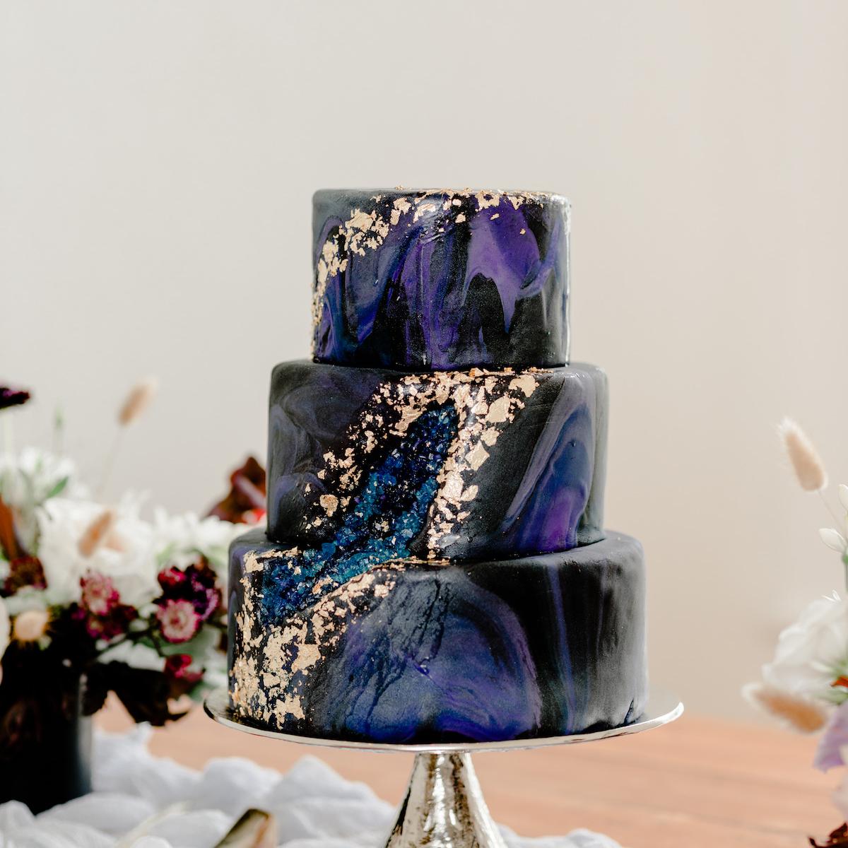 Classic Blue Cake, Pantone 2020 for Wedding, Classic Blue Wedding Inspiration