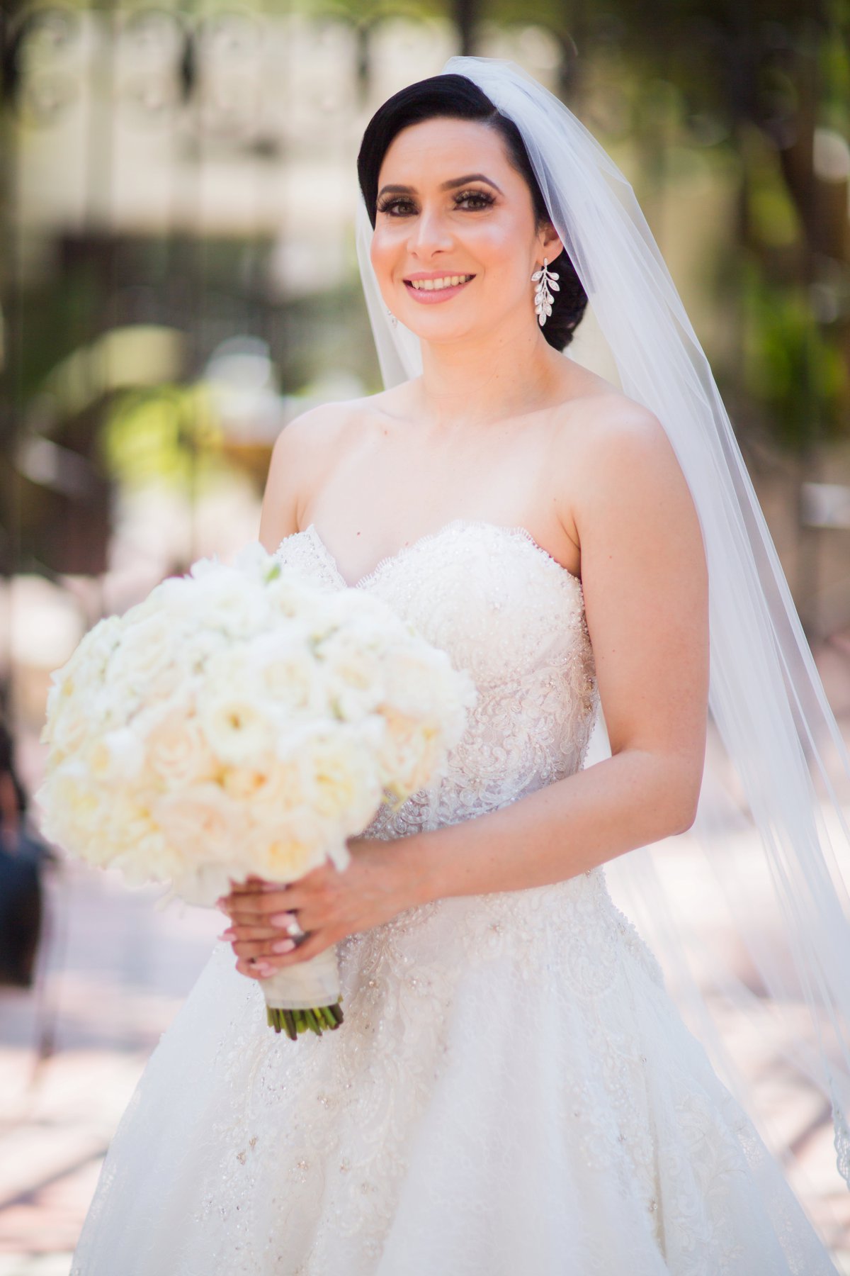 An All White Modern & Elegant Los Angeles Wedding via TheELD.com