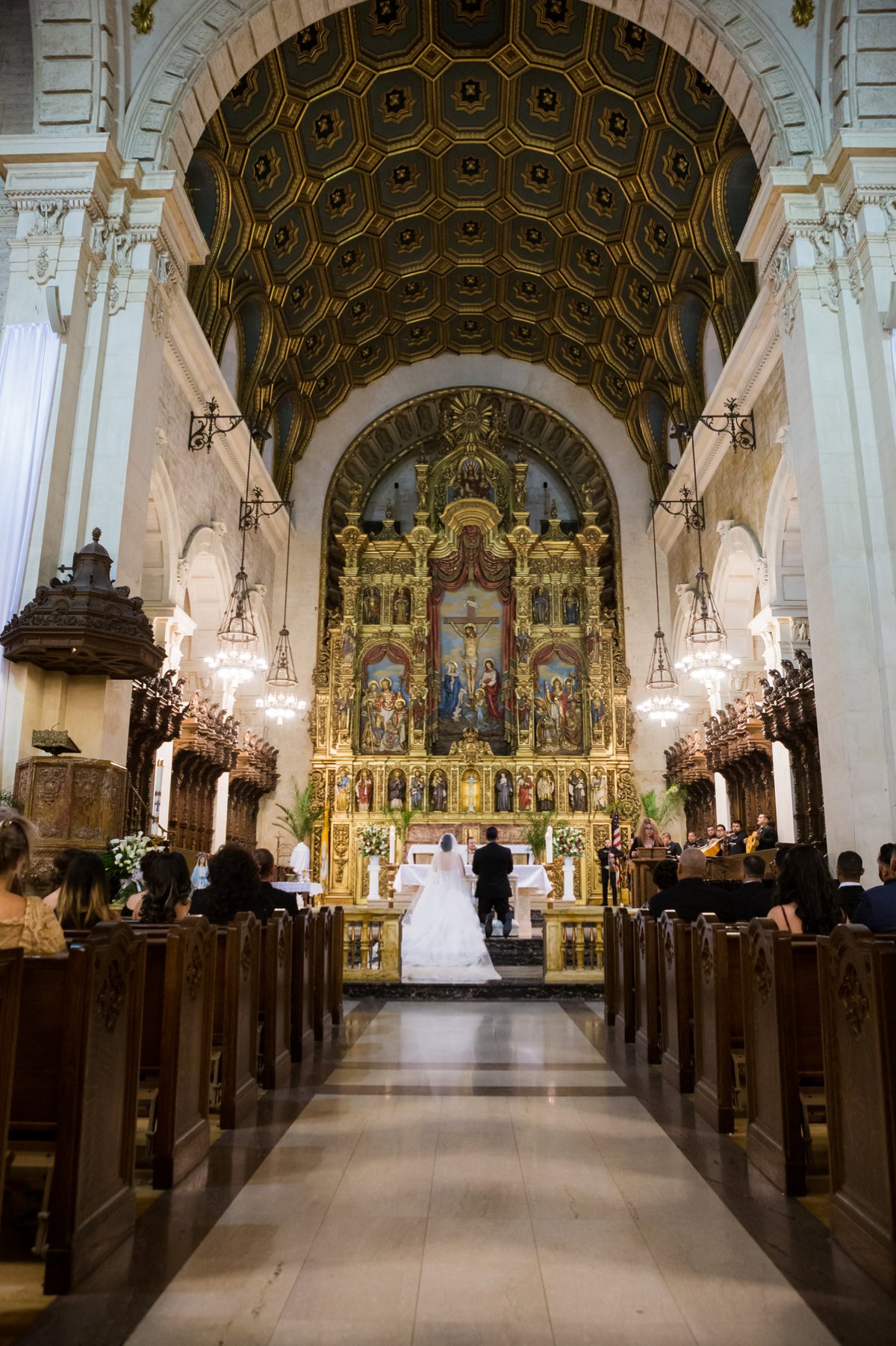 An All White Modern & Elegant Los Angeles Wedding via TheELD.com