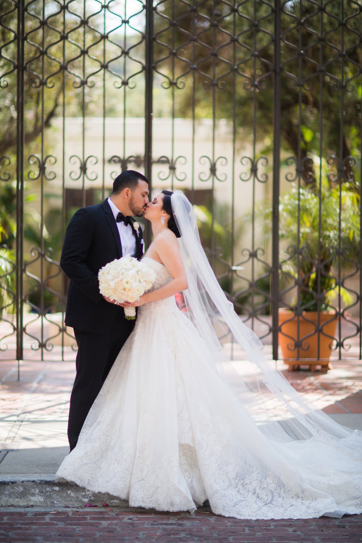 An All White Modern & Elegant Los Angeles Wedding via TheELD.com