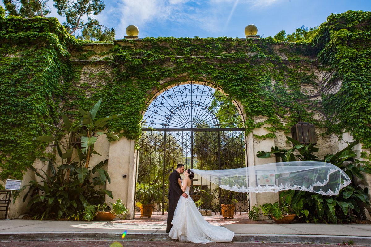 An All White Modern & Elegant Los Angeles Wedding via TheELD.com