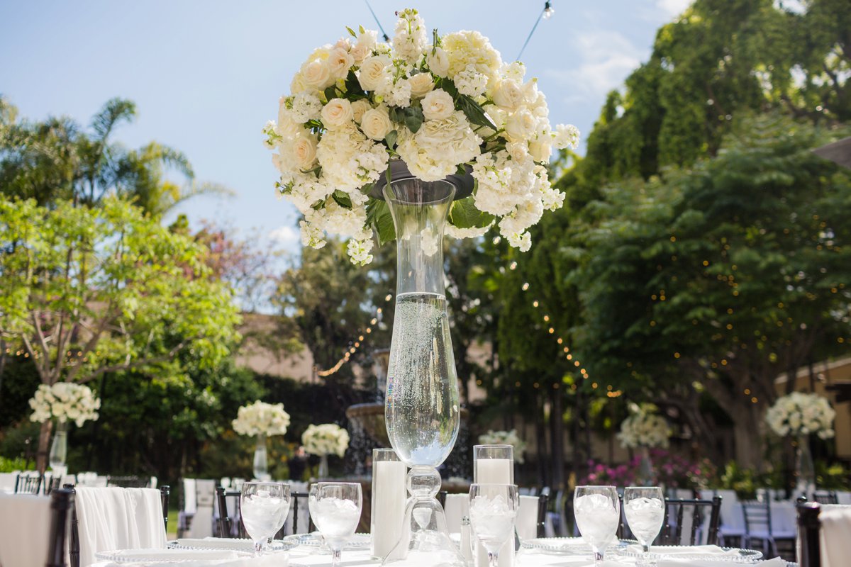 An All White Modern & Elegant Los Angeles Wedding via TheELD.com