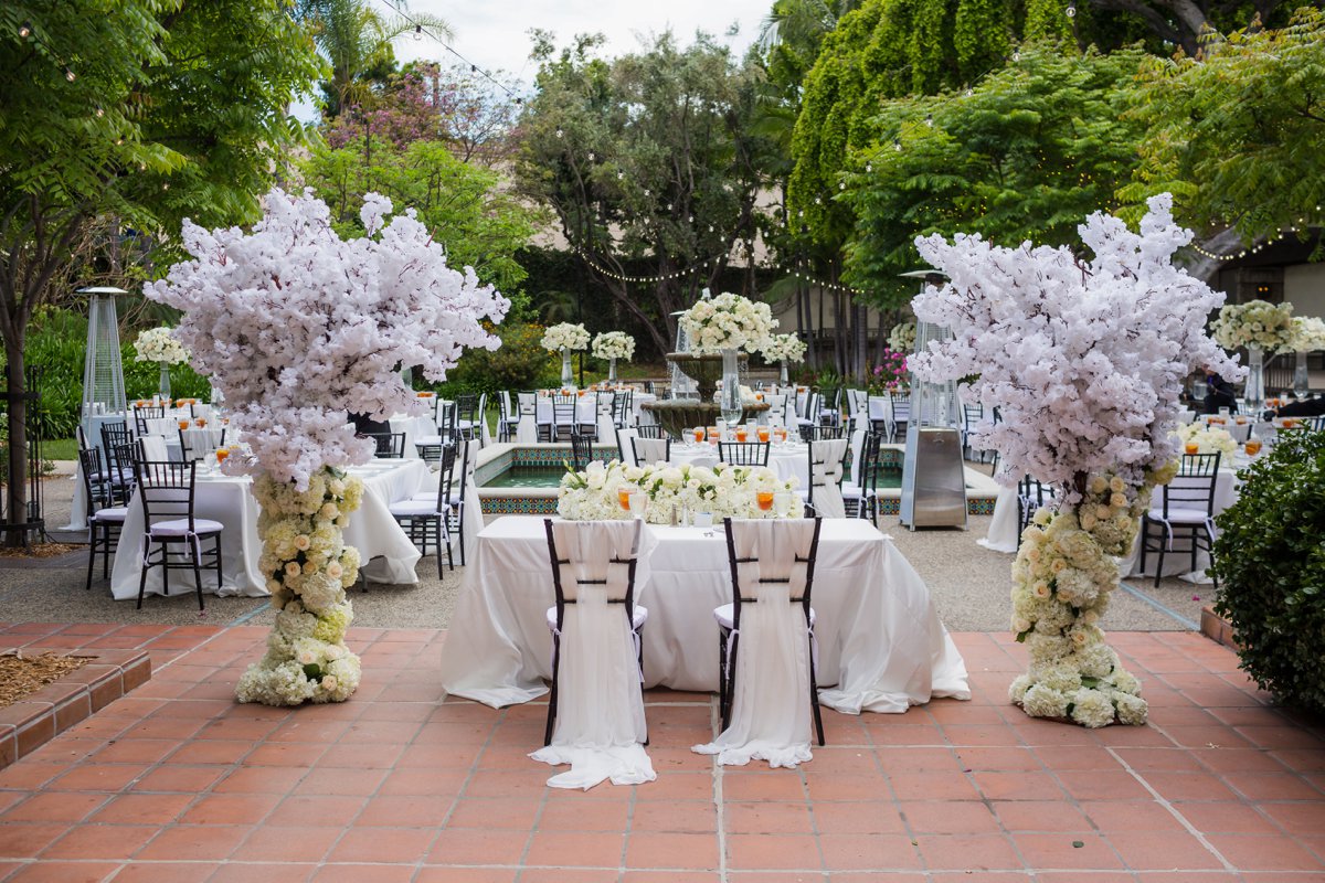 An All White Modern & Elegant Los Angeles Wedding via TheELD.com