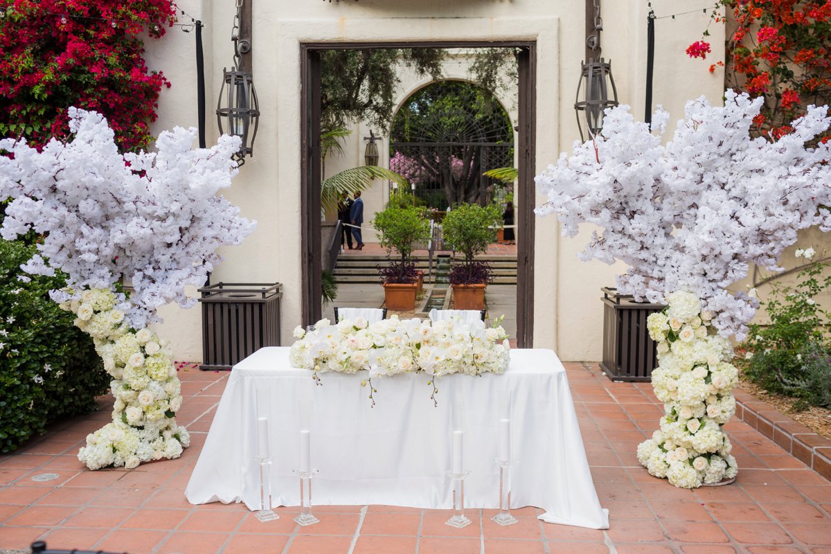 An All White Modern & Elegant Los Angeles Wedding via TheELD.com