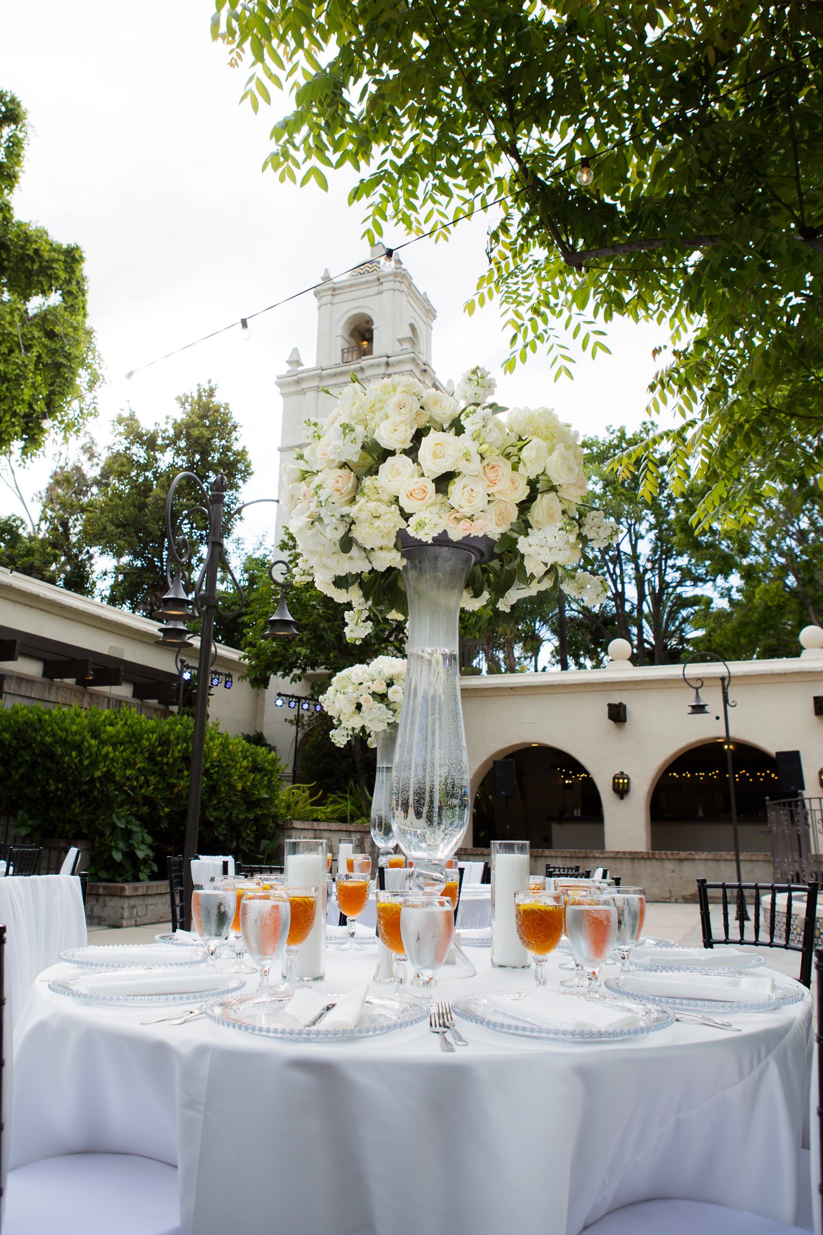 An All White Modern & Elegant Los Angeles Wedding via TheELD.com