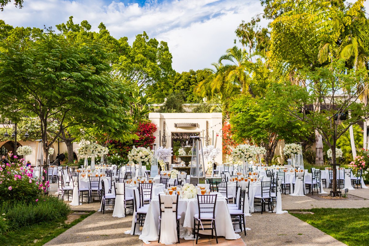 An All White Modern & Elegant Los Angeles Wedding via TheELD.com