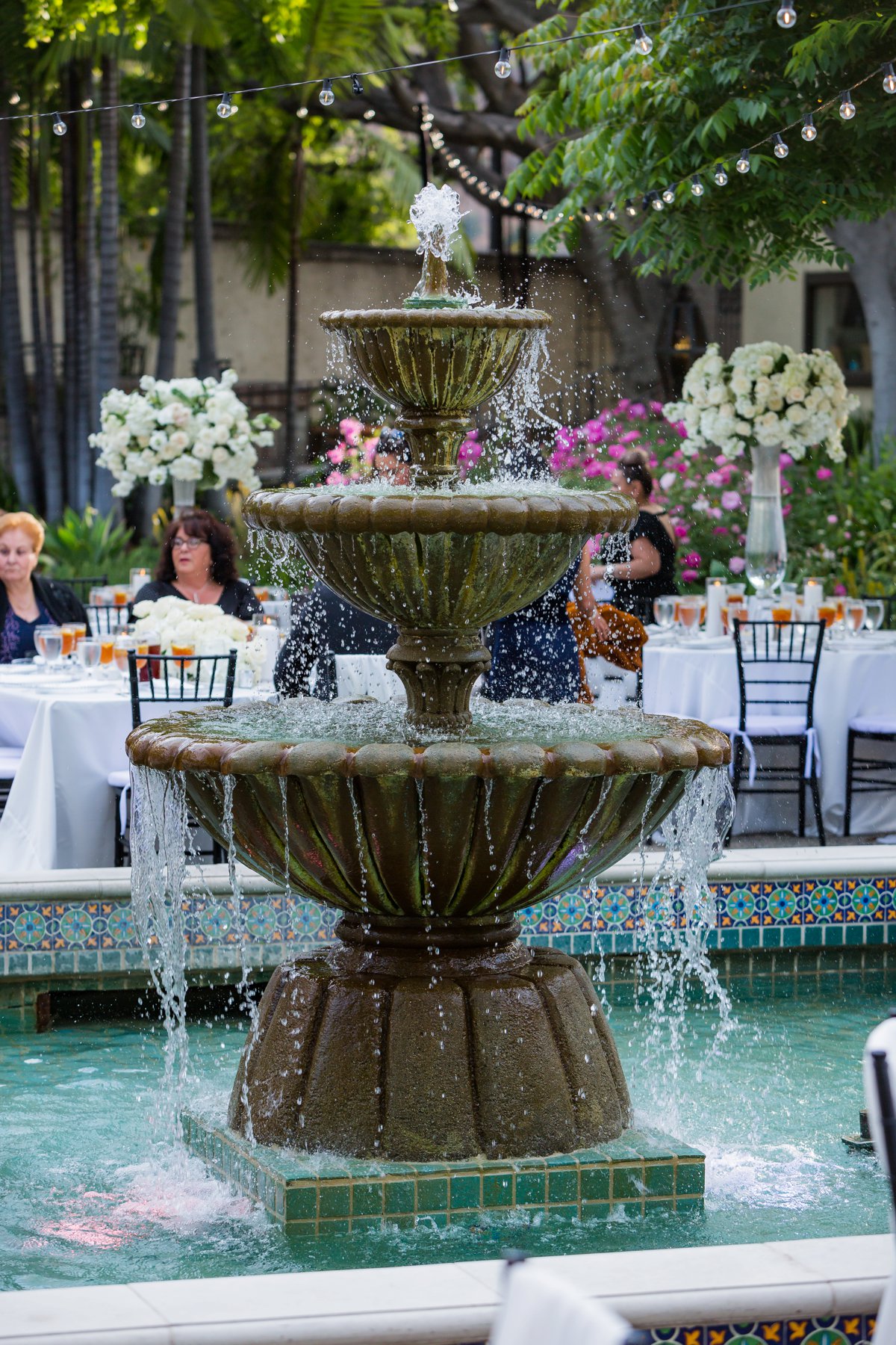 An All White Modern & Elegant Los Angeles Wedding via TheELD.com