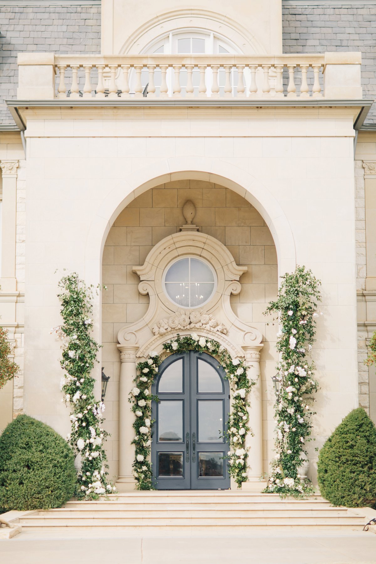 Elegant Black, White & Gold Texas Wedding Inspiration via TheELD.com