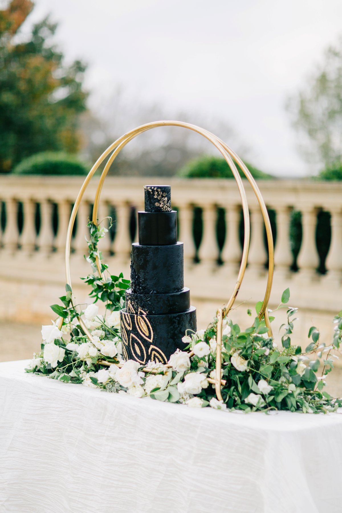 Elegant Black, White & Gold Texas Wedding Inspiration via TheELD.com