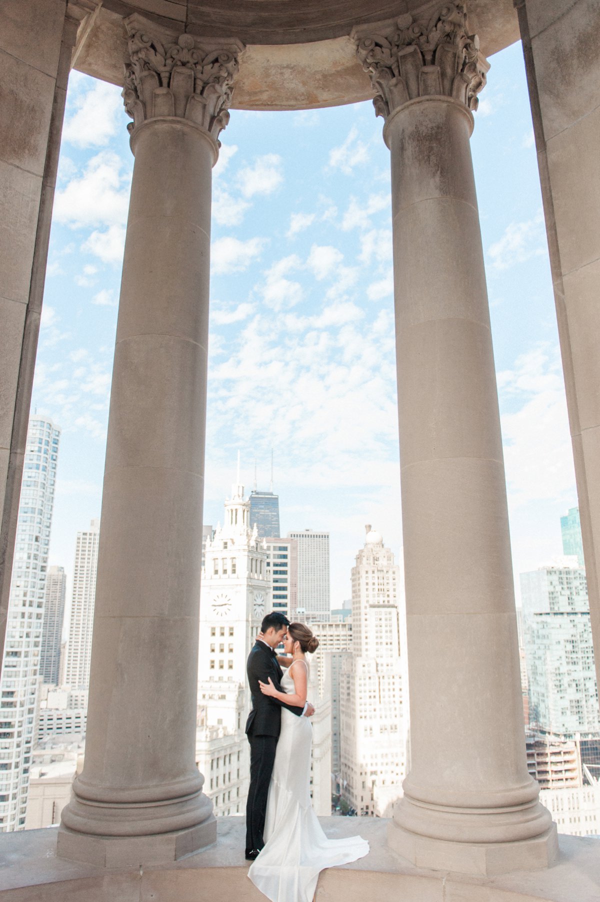 A Modern & Chic White Chicago Wedding via TheELD.com