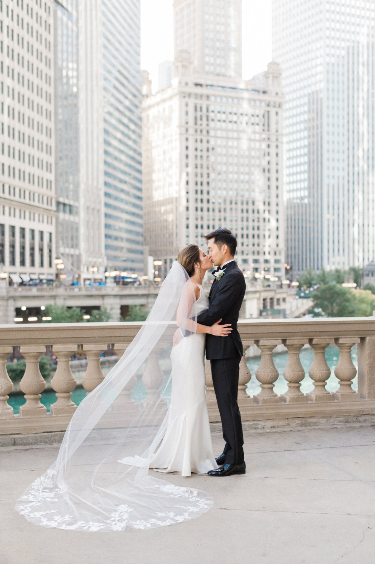 A Modern & Chic White Chicago Wedding via TheELD.com