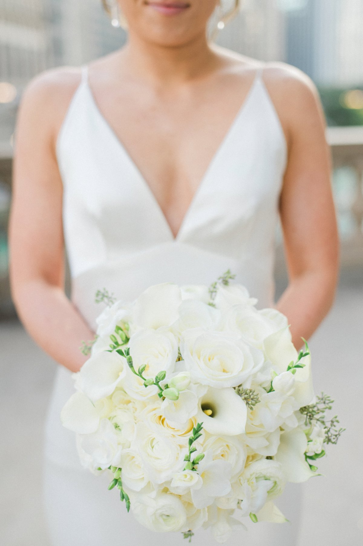 A Modern & Chic White Chicago Wedding via TheELD.com